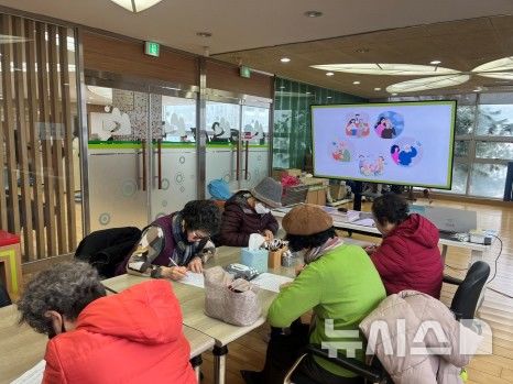 [의왕=뉴시스] 반짝반짝 뇌 운동 교실 운영 현장. (사진=의왕시 제공).2026.04.07.photo@newsis.com