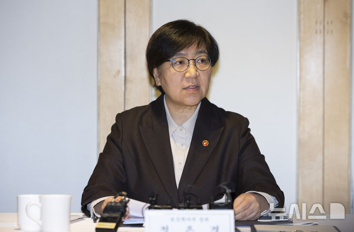 [서울=뉴시스] 김근수 기자 = 정은경 보건복지부 장관이 6일 오전 서울 중구 컨퍼런스 달개비에서 열린 중동전쟁 대응 제2차 보건의약단체 회의 및 보건의약단체 의료제품 수급안정 협력선언에서 모두발언하고 있다. 2026.04.06. ks@newsis.com