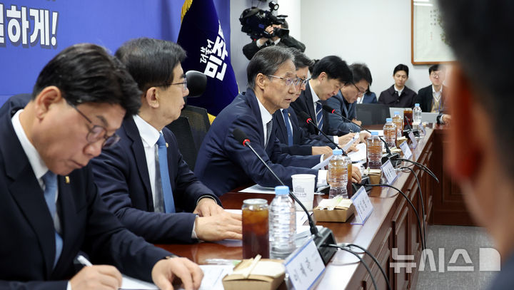 [서울=뉴시스] 김금보 기자 = 유동수 더불어민주당 중동전쟁 경제대응특위원장이 6일 오전 서울 여의도 국회 의원회관에서 열린 2차회의에서 발언을 하고 있다. 2026.04.06. kgb@newsis.com