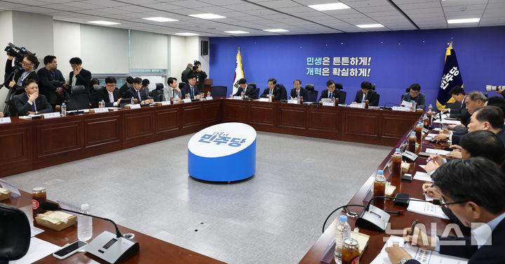 [서울=뉴시스] 김금보 기자 = 유동수 더불어민주당 중동전쟁 경제대응특위원장이 6일 오전 서울 여의도 국회 의원회관에서 열린 2차회의에서 발언을 하고 있다. 2026.04.06. kgb@newsis.com