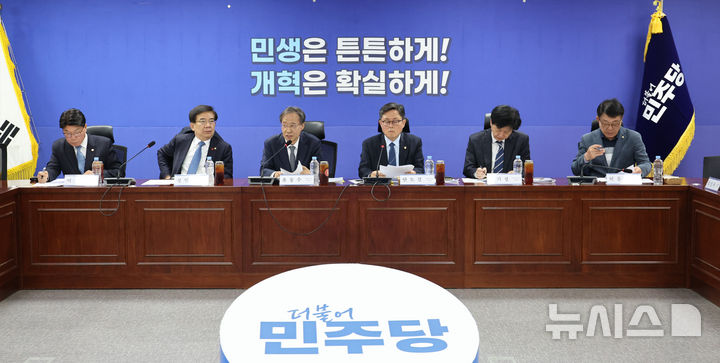 [서울=뉴시스] 김금보 기자 = 유동수 더불어민주당 중동전쟁 경제대응특위원장이 6일 오전 서울 여의도 국회 의원회관에서 열린 2차회의에서 발언을 하고 있다. 2026.04.06. kgb@newsis.com