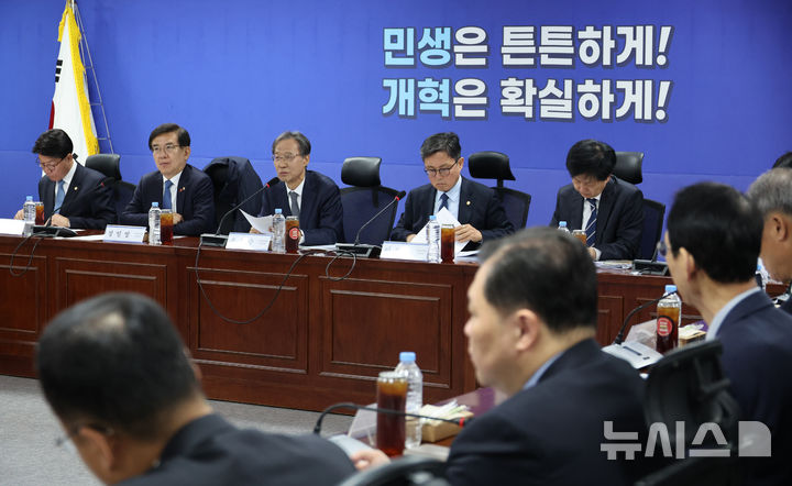 [서울=뉴시스] 김금보 기자 = 유동수 더불어민주당 중동전쟁 경제대응특위원장이 6일 오전 서울 여의도 국회 의원회관에서 열린 2차회의에서 발언을 하고 있다. 2026.04.06. kgb@newsis.com