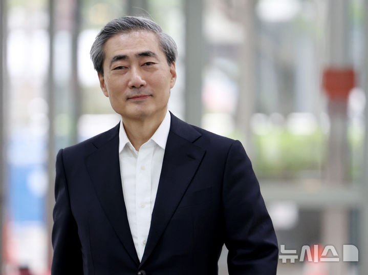 [서울=뉴시스] 김진아 기자 = 신현송 한국은행 총재 후보자가 지난 6일 서울 중구 한화금융플라자에 마련된 인사 청문회 준비 사무실로 출근하고 있다. 2026.04.06. bluesoda@newsis.com