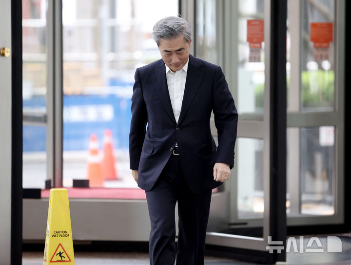 [서울=뉴시스] 김진아 기자 = 신현송 한국은행 총재 후보자가 6일 서울 중구 한화금융플라자에 마련된 인사 청문회 준비 사무실로 출근하고 있다. 2026.04.06. bluesoda@newsis.com