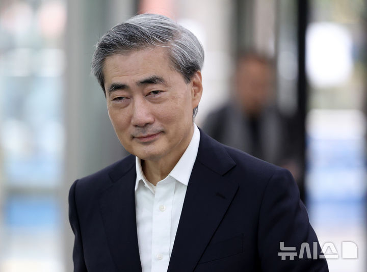 [서울=뉴시스] 김진아 기자 = 신현송 한국은행 총재 후보자가 6일 서울 중구 한화금융플라자에 마련된 인사 청문회 준비 사무실로 출근하고 있다. 2026.04.06. bluesoda@newsis.com