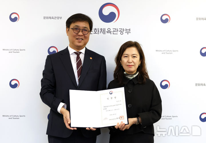 [서울=뉴시스] 최휘영 문화체육관광부 장관이 6일 서울 종로구 국립현대미술관 서울관에서 신임 유미정 국립심포니오케스트라 대표이사에게 임명장을 수여한 뒤 기념촬영을 하고 있다. (사진=문화체육관광부 제공) 2026.04.06. photo@newsis.com *재판매 및 DB 금지