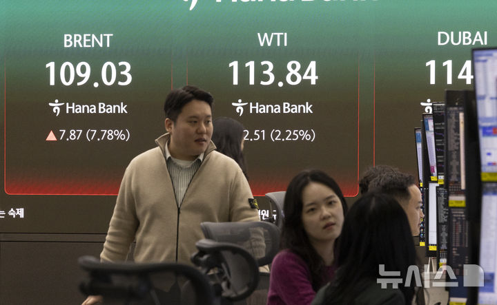 [서울=뉴시스] 김근수 기자 = 중동사태로 국제유가의 상승이 이어지는 가운데 6일 오전 서울 중구 하나은행 본점 딜링룸 모니터에 국제유가가 나오고 있다. 2026.04.06. ks@newsis.com