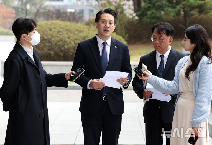 [서울=뉴시스] 최진석 기자 = 전용기(왼쪽 두번째) 더불어민주당 의원과 서민석 변호사가 6일 서울 서초구 서울고등검찰청 앞에서 쌍방울 대북송금 사건 관련 박상용 검사 녹취 증거 제출에 앞서 기자회견을 하고 있다. 2026.04.06. myjs@newsis.com