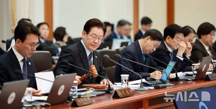 [서울=뉴시스] 고범준 기자 = 이재명 대통령이 6일 청와대에서 열린 국무회의 겸 비상경제점검회의에서 의사봉을 두드리며 개회 선언을 하고 있다. 2026.04.06. bjko@newsis.com