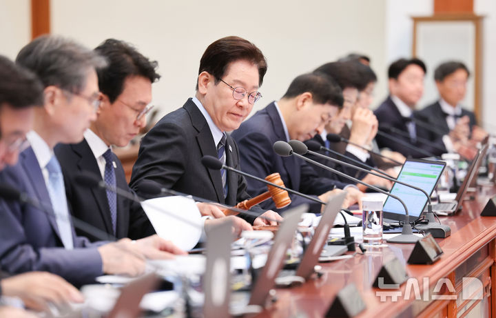 [서울=뉴시스] 고범준 기자 = 이재명 대통령이 6일 청와대에서 열린 국무회의 겸 비상경제점검회의에서 의사봉을 두드리며 개회 선언을 하고 있다. 2026.04.06. bjko@newsis.com