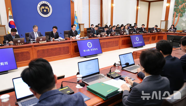 [서울=뉴시스] 고범준 기자 = 이재명 대통령이 6일 청와대에서 열린 국무회의 겸 비상경제점검회의에서 발언하고 있다. 2026.04.06. bjko@newsis.com