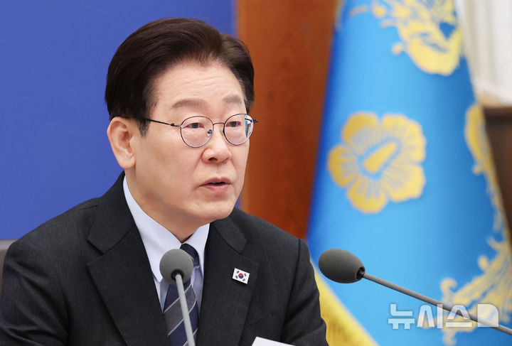 [서울=뉴시스] 고범준 기자 = 이재명 대통령이 6일 청와대에서 열린 국무회의 겸 비상경제점검회의에서 발언하고 있다. 2026.04.06. bjko@newsis.com