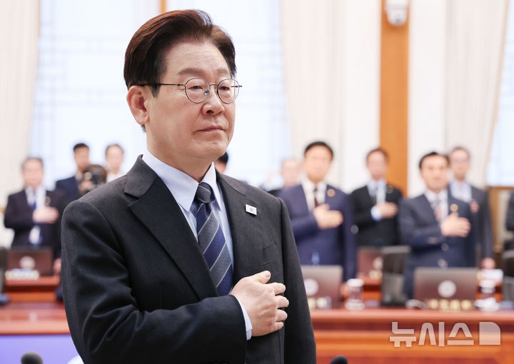 [서울=뉴시스] 고범준 기자 = 이재명 대통령이 6일 청와대에서 열린 국무회의 겸 비상경제점검회의에서 국민의례를 하고 있다. 2026.04.06. bjko@newsis.com