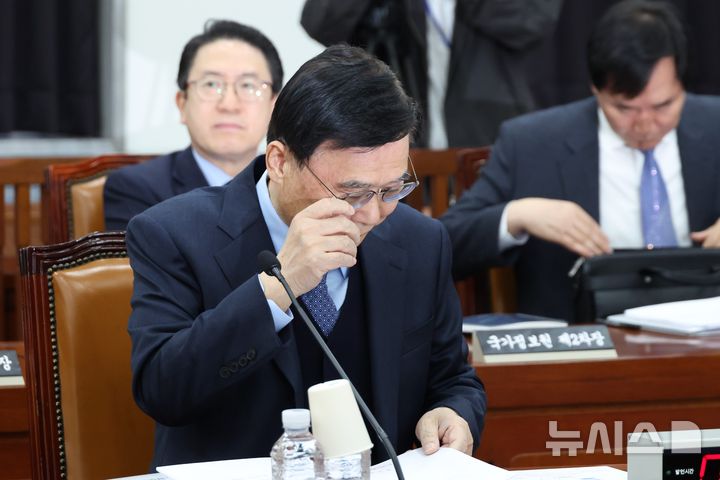 [서울=뉴시스] 국회사진기자단 = 이종석 국정원장이 6일 서울 여의도 국회에서 열린 전체회의에 출석해 회의를 준비하고 있다. 2026.04.06. photo@newsis.com