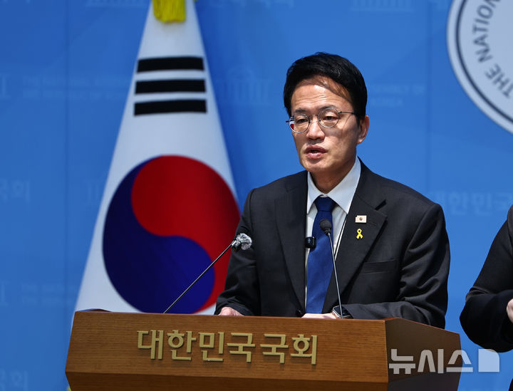 [서울=뉴시스] 김명년 기자 = 박주민 더불어민주당 서울시장 예비후보가 지난 6일 오전 서울 여의도 국회 소통관에서 기자회견을 열고 다가오는 경선 투표에서 지지를 호소하고 있다. 2025.04.06. kmn@newsis.com