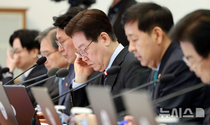 [서울=뉴시스] 고범준 기자 = 이재명 대통령이 6일 청와대에서 열린 국무회의 겸 비상경제점검회의에서 중동전쟁 관련 비상국정운영 및 대응현황 자료를 살펴보고 있다. 2026.04.06. bjko@newsis.com