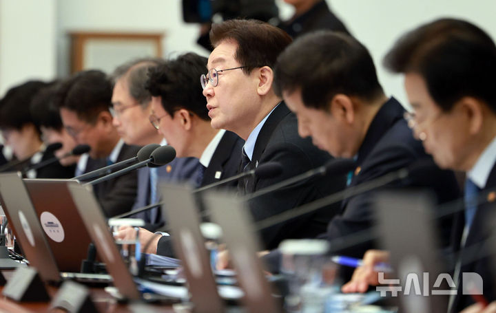 [서울=뉴시스] 고범준 기자 = 이재명 대통령이 6일 청와대에서 열린 국무회의 겸 비상경제점검회의에서 발언하고 하고 있다. 2026.04.06. bjko@newsis.com