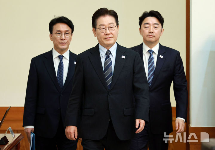 [서울=뉴시스] 고범준 기자 = 이재명 대통령이 6일 청와대에서 열린 국무회의 겸 비상경제점검회의에 입장하고 있다. 2026.04.06. bjko@newsis.com