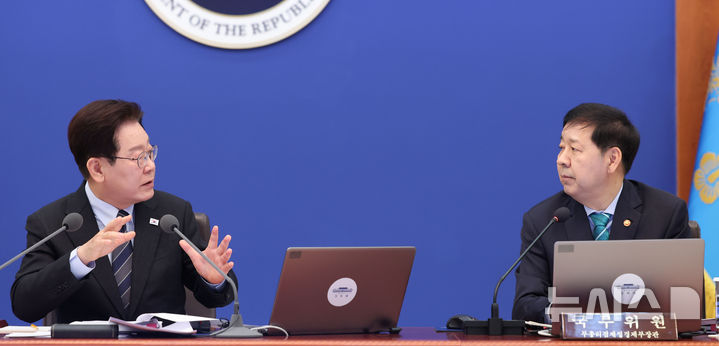 [서울=뉴시스] 고범준 기자 = 이재명 대통령이 6일 청와대에서 열린 국무회의 겸 비상경제점검회의에서 구윤철 경제부총리 겸 재정경제부 장관에게 질문하고 있다. 2026.04.06. bjko@newsis.com