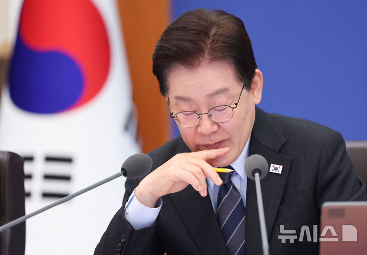 [서울=뉴시스] 고범준 기자 = 이재명 대통령이 6일 청와대에서 열린 국무회의 겸 비상경제점검회의에서 중동전쟁 관련 비상국정운영 및 대응현황 자료를 살펴보고 있다. 2026.04.06. bjko@newsis.com