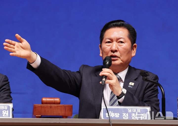 [수원=뉴시스] 김종택 기자 = 정청래 더불어민주당 대표가 6일 오전 경기 수원시 경기아트센터에서 열린 수원 현장 최고위원회의에서 발언하고 있다. (공동취재) 2026.04.06. photo@newsis.com