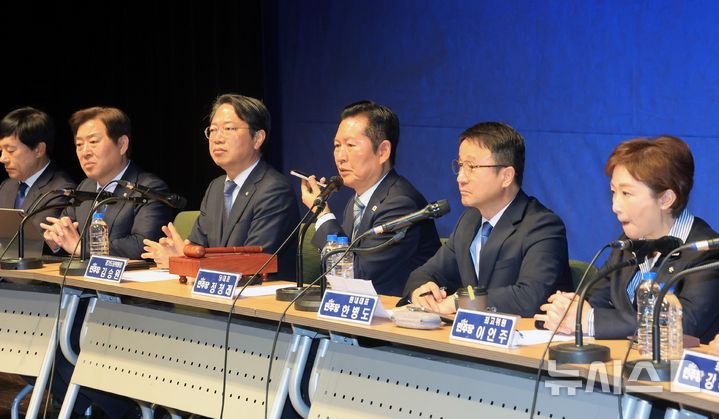 [수원=뉴시스] 김종택 기자 = 정청래 더불어민주당 대표가 6일 오전 경기 수원시 경기아트센터에서 열린 수원 현장 최고위원회의에서 발언하고 있다. (공동취재) 2026.04.06. photo@newsis.com