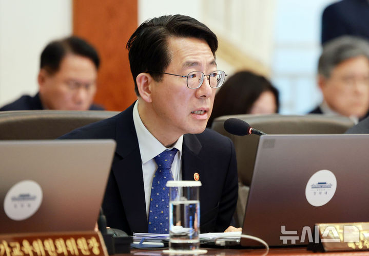 [서울=뉴시스] 고범준 기자 = 황종우 해양수산부 장관이 6일 청와대에서 열린 국무회의 겸 비상경제점검회의에서 발언하고 있다. 2026.04.06. bjko@newsis.com