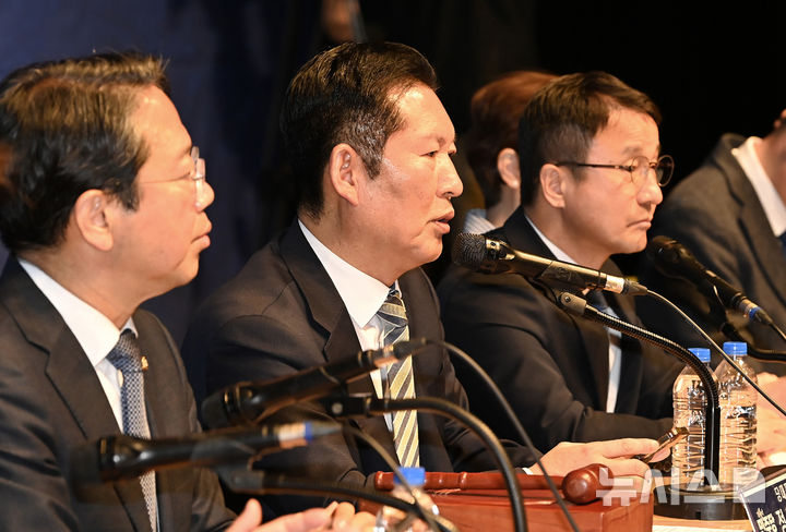 [수원=뉴시스] 김종택 기자 = 정청래 더불어민주당 대표가 6일 경기 수원시 경기아트센터에서 열린 현장 최고위원회의에서 발언하고 있다. 2026.04.06. jtk@newsis.com