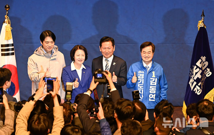 [수원=뉴시스] 김종택 기자 = 정청래 더불어민주당 대표와 경기도지사 경선후보자들이 6일 경기 수원시 경기아트센터에서 열린 현장최고위원회의에서 기념촬영을 하고 있다.&nbsp; 사진왼쪽부터 한준호 후보, 추미애 후보, 정청래 대표, 김동연 후보. 2026.04.06. jtk@newsis.com