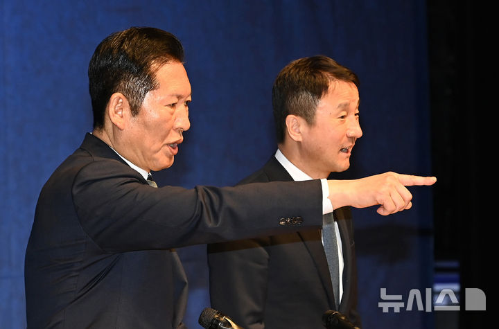 [수원=뉴시스] 김종택 기자 = 정청래 더불어민주당 대표가 6일 경기 수원시 경기아트센터에서 열린 현장 최고위원회의에 참석해 있다. 2026.04.06. jtk@newsis.com