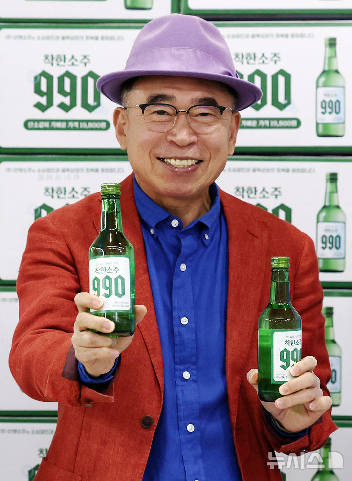 [서울=뉴시스] 조성우 기자 = 조웅래 선양소주 회장이 6일 오전 서울 송파구 가락농수산물도매시장 다농마트에서 열린 '착한소주 990' 출시 행사에서 제품을 들고 포즈를 취하고 있다. 2026.04.06. xconfind@newsis.com