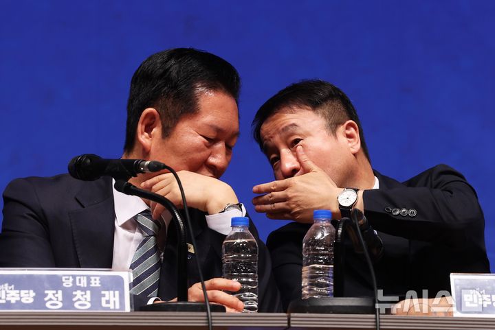 [수원=뉴시스] 김종택 기자 = 정청래 더불어민주당 대표와 한병도 더불어민주당 원내대표가 6일 오전 경기 수원시 경기아트센터에서 열린 수원 현장 최고위원회의에서 대화하고 있다. (공동취재) 2026.04.06. photo@newsis.com