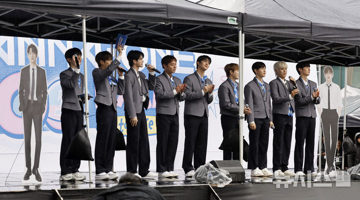 [서울=뉴시스] 김혜진 기자 = 그룹 워너원(Wanna One)이 6일 오전 서울 마포구 DMC 문화공원에서 엠넷플러스(Mnet Plus) 새 예능 프로그램 'WANNA ONE GO : Back to Base'(워너원 고 : 백투베이스) 공개에 앞서 오프닝 세레머니 행사를 열고 팬들과 만나고 있다. 2026.04.06. jini@newsis.com