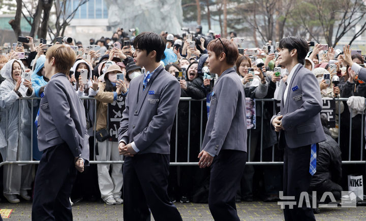 [서울=뉴시스] 김혜진 기자 = 그룹 워너원(Wanna One)이 6일 오전 서울 마포구 DMC 문화공원에서 엠넷플러스(Mnet Plus) 새 예능 프로그램 'WANNA ONE GO : Back to Base'(워너원 고 : 백투베이스) 공개에 앞서 오프닝 세레머니 행사를 열고 팬들과 만나고 있다. 2026.04.06. jini@newsis.com