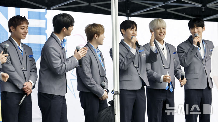 팬들과 즐거운 시간 보내는 워너원