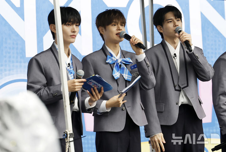 워너원 멤버들이 팬들과 만나는 모습