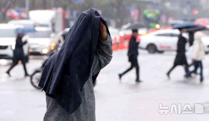 [서울=뉴시스] 추상철 기자 = 봄비가 내린 지난 6일 오전 서울 종로구 세종대로사거리에서 자켓으로 머리를 가린채 발걸음을 재촉하고 있다. 2026.04.06. scchoo@newsis.com