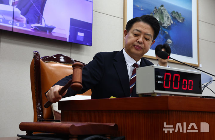 [서울=뉴시스] 김명년 기자 = 김영호 국회 교육위원장이 6일 오전 서울 여의도 국회 교육위 전체회의에서 의사봉을 두드리고 있다. 2025.04.06. kmn@newsis.com