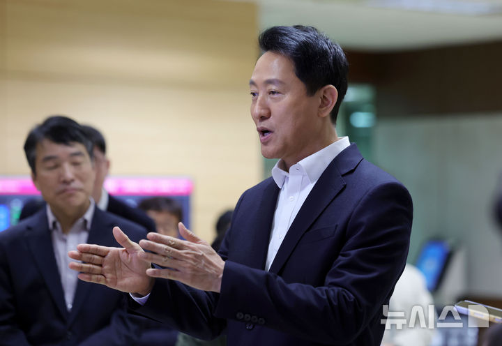[서울=뉴시스] 홍효식 기자 = 오세훈 서울시장이 6일 서울 성동구 서울교통공사 제2관제센터를 방문해 관제센터 운영현황 및 무선통신기반 열차제어시스템(CBTC) 도입시 혼잡도 개선효과를 보고받으며 발언하고 있다. 2026.04.06. yesphoto@newsis.com