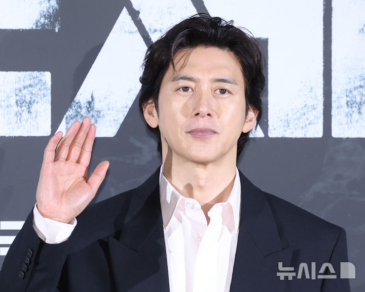 [서울=뉴시스] 조수정 기자 = 배우 고수가 6일 오전 서울 용산 CGV에서 열린 영화 '군체' 제작보고회에서 포토타임 때 포즈를 취하고 있다. 영화 군체는 5월 개봉한다. 2026.04.06. chocrystal@newsis.com