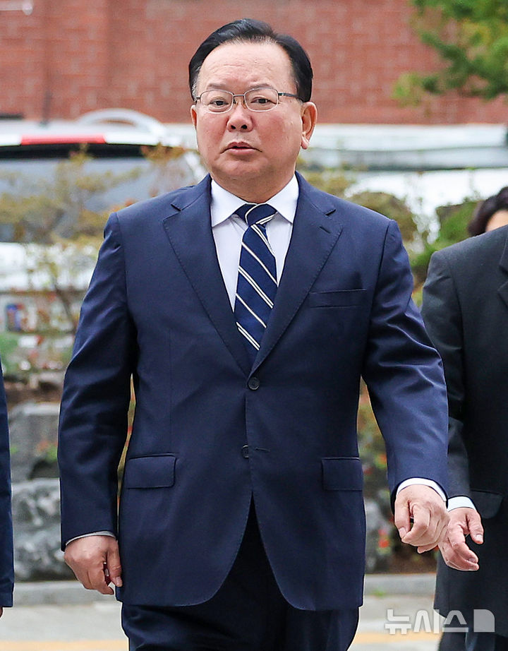 [대구=뉴시스] 이무열 기자 = 대구시장 출마를 선언한 김부겸 전 총리가 6일 대구 중구 한 식당에서 열린 기자간담회에 참석하기 위해 이동하고 있다. 2026.04.06. lmy@newsis.com