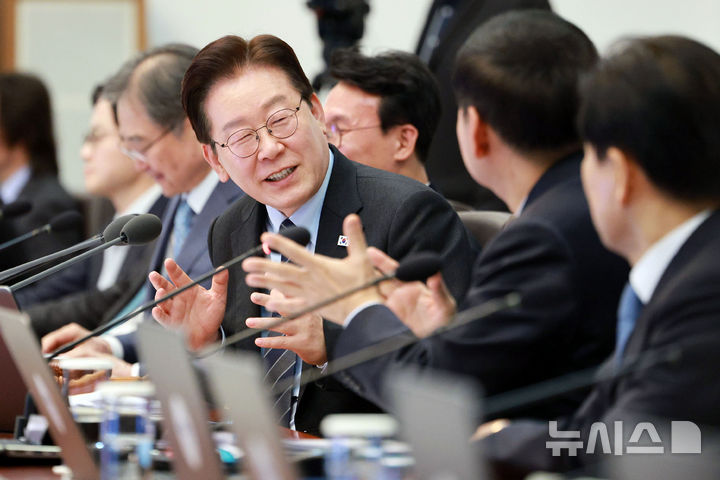 [서울=뉴시스] 고범준 기자 = 이재명 대통령이 6일 청와대에서 열린 국무회의 겸 비상경제점검회의에서 구윤철 경제부총리 겸 재정경제부 장관과 대화하고 있다. 2026.04.06. bjko@newsis.com