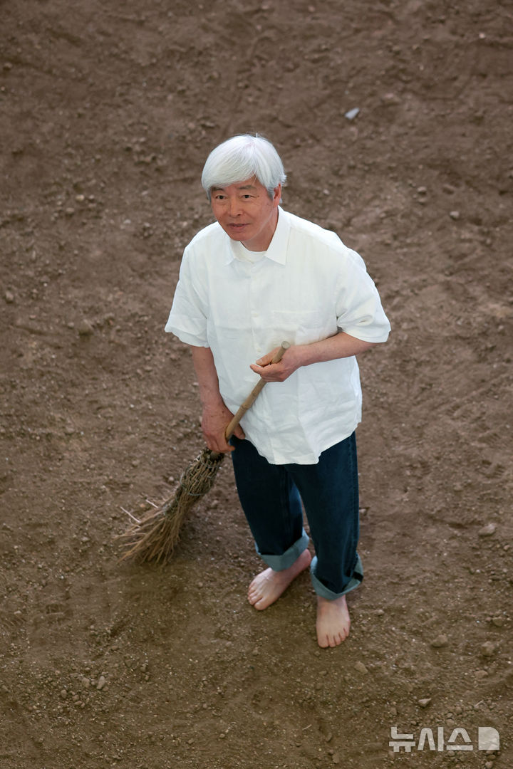 [원주=뉴시스] 박진희 기자 = '숯작가' 이배가 6일 강원 원주시 뮤지엄 산에서 열린 개인전 'En attendant: 기다리며' 기자간담회에 앞서 퍼포먼스를 하고 있다. 그는 30여 년간의 작업을 중심으로 숯을 매개로 자연과 인간, 시간과 존재가 교차하는 관계망을 심층적으로 조망한다. 이번 전시는 뮤지엄 SAN 개관 이래 최초로 선보이는 국내 작가 개인전이다. 2026.04.06. pak7130@newsis.com