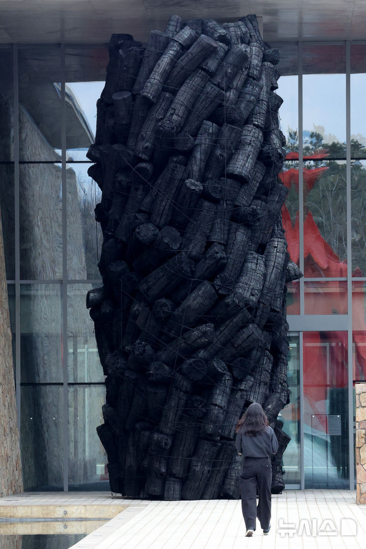 [원주=뉴시스] 박진희 기자 = 한솔문화재단의 뮤지엄 SAN은 6일 강원 원주시 뮤지엄 산에서 한국 현대 미술 작가 이배의 개인전 'En attendant: 기다리며' 기자간담회를 갖고 숯을 매개로 자연과 인간, 시간과 존재가 교차하는 관계망을 심층적으로 조망한 작품 '불로부터(Issu du feu)'를 선보이고 있다. 이번 전시는 뮤지엄 SAN 개관 이래 최초로 선보이는 국내 작가 개인전이다. 2026.04.06. pak7130@newsis.com