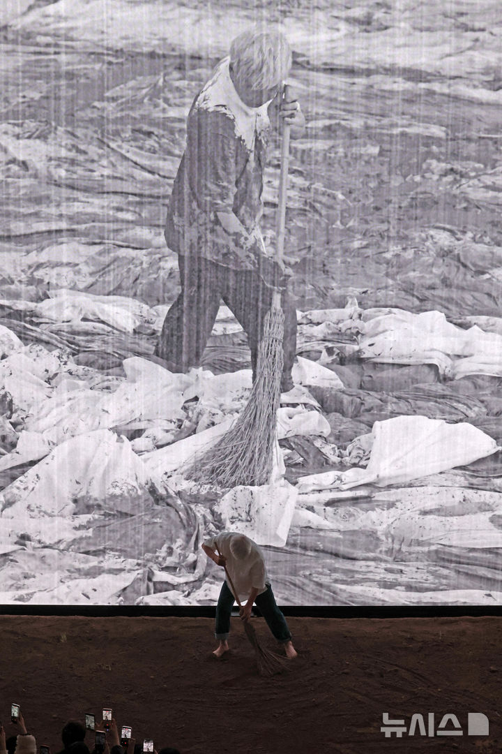 [원주=뉴시스] 박진희 기자 = '숯작가' 이배가 6일 강원 원주시 뮤지엄 산에서 열린 개인전 'En attendant: 기다리며' 기자간담회에 앞서 퍼포먼스를 하고 있다. 그는 30여 년간의 작업을 중심으로 숯을 매개로 자연과 인간, 시간과 존재가 교차하는 관계망을 심층적으로 조망한다. 이번 전시는 뮤지엄 SAN 개관 이래 최초로 선보이는 국내 작가 개인전이다. 2026.04.06. pak7130@newsis.com