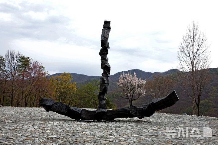 [원주=뉴시스] 박진희 기자 = 한솔문화재단의 뮤지엄 SAN은 6일 강원 원주시 뮤지엄 산에서 한국 현대 미술 작가 이배의 개인전 'En attendant: 기다리며' 기자간담회를 갖고 숯을 매개로 자연과 인간, 시간과 존재가 교차하는 관계망을 심층적으로 조망한 작품 '붓질 Brushstroke'을 선보이고 있다. 이번 전시는 뮤지엄 SAN 개관 이래 최초로 선보이는 국내 작가 개인전이다. 2026.04.06. pak7130@newsis.com