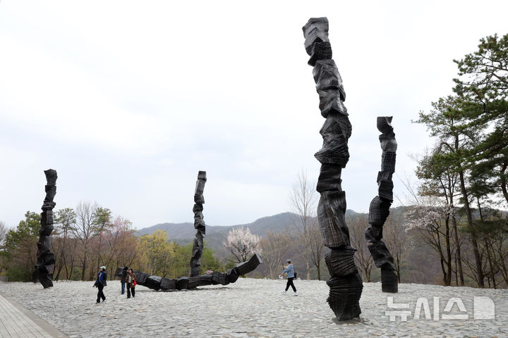 [원주=뉴시스] 박진희 기자 = 한솔문화재단의 뮤지엄 SAN은 6일 강원 원주시 뮤지엄 산에서 한국 현대 미술 작가 이배의 개인전 'En attendant: 기다리며' 기자간담회를 갖고 숯을 매개로 자연과 인간, 시간과 존재가 교차하는 관계망을 심층적으로 조망한 작품을 선보이고 있다. 이번 전시는 뮤지엄 SAN 개관 이래 최초로 선보이는 국내 작가 개인전이다. 2026.04.06. pak7130@newsis.com