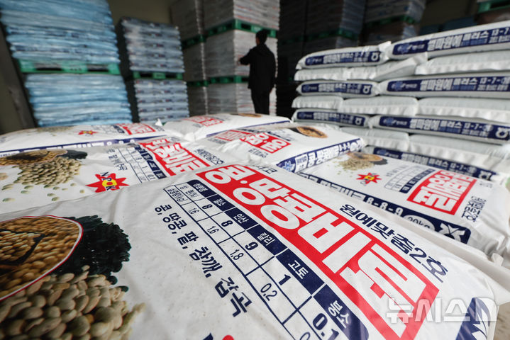 [고양=뉴시스] 황준선 기자 = 사진은 지난 6일 경기 고양시의 한 농협 자재센터에 비료가 보관돼 있는 모습. 2026.04.06. hwang@newsis.com