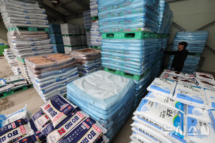 [고양=뉴시스] 황준선 기자 = 6일 경기 고양시의 한 농협 자재센터에 비료가 보관돼 있다. 중동전쟁 장기화로 국제 비료 원료 가격이 상승해 농산물 및 식품 물가 상승이 우려되고 있다. 특히 질소 비료의 핵심 원료인 요소 가격의 지난달 중동 지역 요소 수출 가격은 t당 670달러로 전월 대비 38.1%, 전년 동기 대비 172.3% 급등하면서 농가 부담이 커지고 있다. 우리나라 비료용 요소 수입의 중동 의존도는 43.7%에 달하며, 이 가운데 호르무즈 해협을 통과하는 물량은 38.4%다. 2026.04.06. hwang@newsis.com