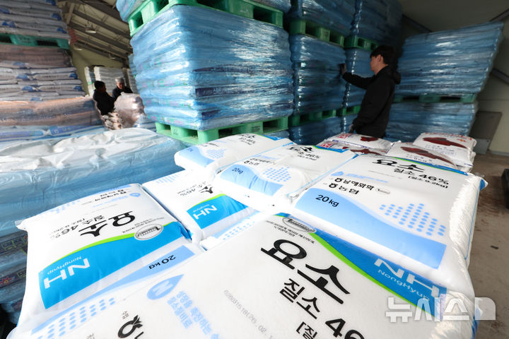[고양=뉴시스] 황준선 기자 = 지난 6일 경기 고양시의 한 농협 자재센터에 비료가 보관돼 있다. 23일 마이니치신문 등에 따르면 분쟁 이후 비료의 원료가 되는 국제 요소 가격이 폭등하고 있다. 2026.04.23. hwang@newsis.com
